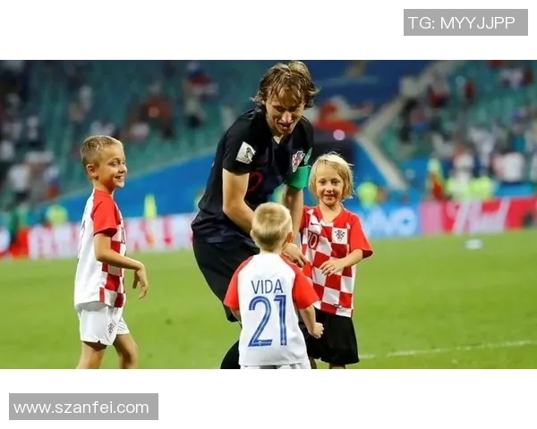 足球明星与孩子们的温馨时刻视频分享，感受亲子互动的快乐与激情